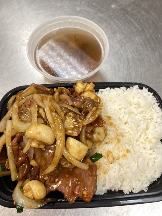 蘑菇蔥爆牛肉飯